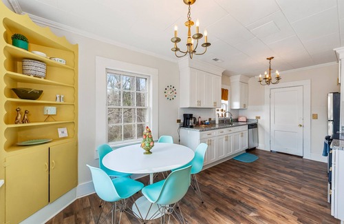 Fort Payne House | Groovy Getaway Loft in Downtown Area with Super Fast Wi-Fi & Dog Friendly