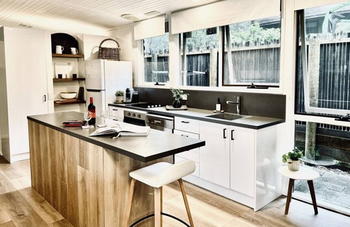 Lorne House | Groovy Lorne Ocean View Log House, Pet Friendly (Freshly renovated)