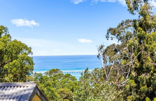 Lorne House | Groovy Lorne Ocean View Log House, Pet Friendly (Freshly renovated)