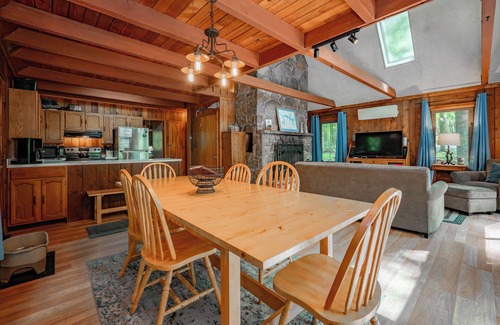 Sky Valley House | Grossi's Geschenk: Lake Access, Dogs Welcome, Dock Slip, Hot Tub, Fireplace!