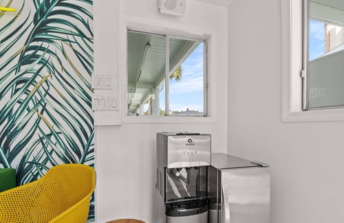 Ash Apartment | Ground Level Studio|2 Double Beds|Close 2 Beach