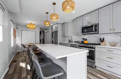 East Allegheny House | Group-Friendly 4 Bedroom/5 Bathroom Pets OK Close to Stadium 2 Car Pvt Parking