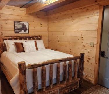 Scio House | Group Friendly Cabin with Spa on the Deck in Ohio