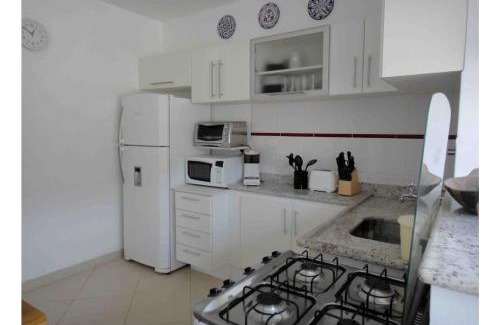Jardim Belmar Apartment | Guarujá, apartamento a 100 metros da praia da enseada.