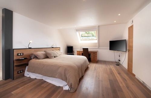 Ploeren Bed & Breakfast | Guest House 'Chambre D'hôtes - Ty Castel' with Shared Pool, Shared Garden and Wi-Fi