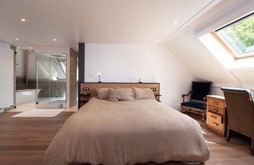 Ploeren Bed & Breakfast | Guest House 'Chambre D'hôtes - Ty Castel' with Shared Pool, Shared Garden and Wi-Fi
