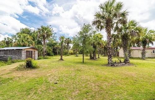 Rural Estates Cabin | Guest house in Everglades estates by the water