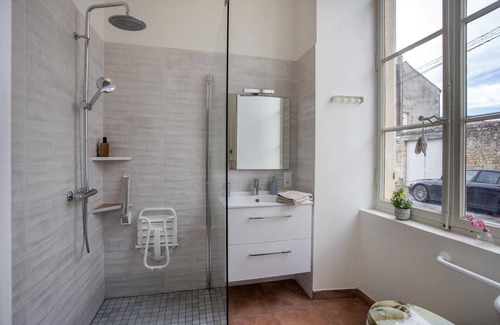 Fontenay-le-Comte Bed & Breakfast | Guest House 'Suite Belle Epoque' with Shared Pool, Shared Garden and Wi-Fi