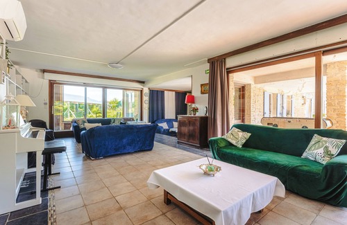 Genouille Bed & Breakfast | Guest Room 'Emeraude' with Shared Pool, Wi-Fi and Air Conditioning