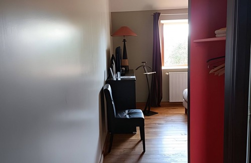 Beaumont-sur-Grosne Bed & Breakfast | Guest Room "Chambre Chocolat" with Shared Pool, Shared Terrace and Wi-Fi