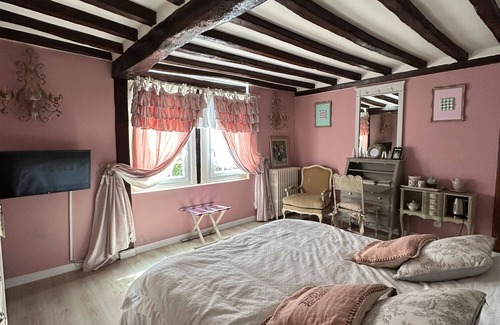 Suzay Bed & Breakfast | Guest Room 'Marquise De Pompadour' with Pool, Breakfast, Shared Garden, and Wi-Fi