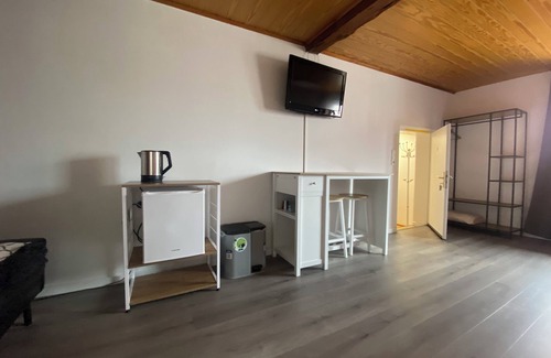 Alheim Apartment | Guest room with private bathroom, in a vacation home, centrally located