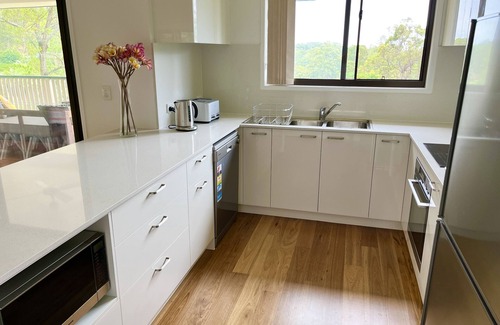 Ferny Hills House | Guesthouse - comfort & relaxation in a peaceful neighbourhood. 30 mins from City
