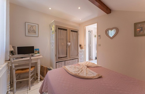 Saint-Martin-Bellevue House | Guesthouse 'Serenity' with Mountain View, Shared Terrace and Wi-Fi