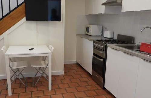 Earlwood House | Guesthouse with Pool & BBQ - 10 kms from CBD