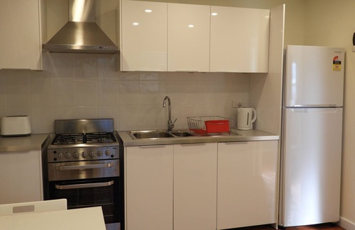 Earlwood House | Guesthouse with Pool & BBQ - 10 kms from CBD