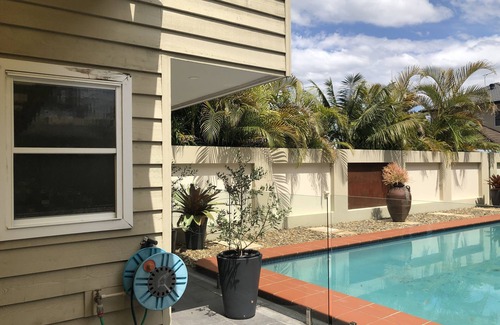 Earlwood House | Guesthouse with Pool & BBQ - 10 kms from CBD