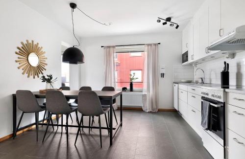 Pitea Apartment | Guestly Homes - 3BR Modern Apartment
