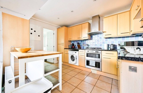 Brondesbury Apartment | GuestReady – Bright 2BR Near West Hampstead