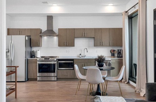 Edgehill Condo | GULCH Located with 4 Beds - Pool, Private Patio & Secure Parking