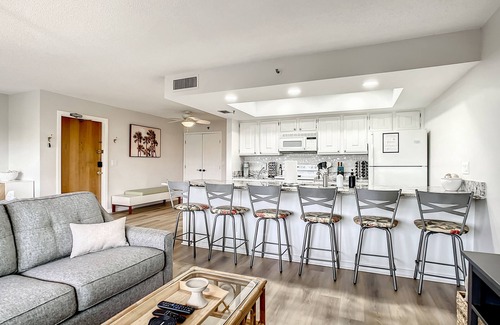 Indian Shores Condo | ★Gulf Coast 107★ Steps to the Beach! Clean, Spacious Condo - Pool & Beach Gear