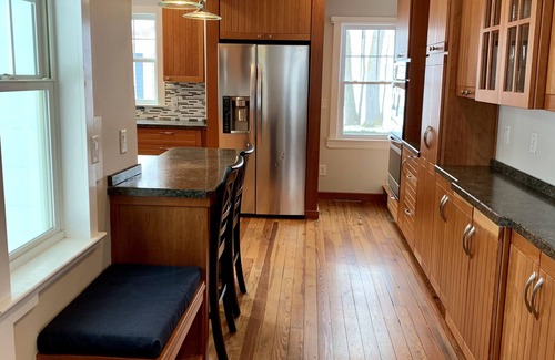 Mentor-on-the-Lake House | "Gull Cottage" - Lake Erie waterfront - Expansive Views, Historic Cottage Charm