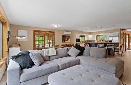 East Gull Lake House | Gull Lake Getaway | Dock, Sauna & Lake Toys