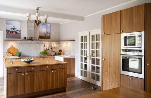 Harmsdorf Apartment | Gut Einhaus on the Baltic Sea - Spacious house with tennis court, pool, garden and proximity to the Baltic Sea