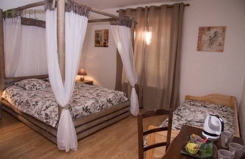 Nozeroy Hotel | Hôtel Les Remparts