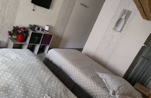 Nozeroy Hotel | Hôtel Les Remparts
