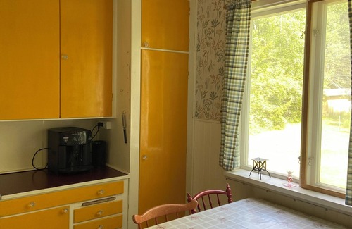 Korsberga Apartment | Hübsche Ferienwohnung in Småland, Badeplatz und Wanderwege am Haus, gr. Garten