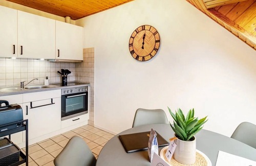 Neßmersiel Apartment | Hübsche Ferienwohnung in Nessmersiel, mit Balkon, Wlan, Haustiere Gestattet.wallbox