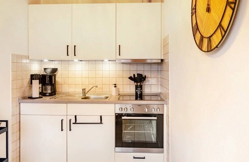 Neßmersiel Apartment | Hübsche Ferienwohnung in Nessmersiel, mit Balkon, Wlan, Haustiere Gestattet.wallbox