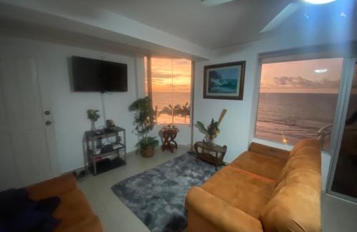 Tonsupa House | Habitación con baño privado vista al mar