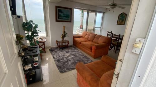 Tonsupa House | Habitación con baño privado vista al mar