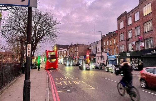 Hackney Downs House | Hackney Suites - Triple En-suite Room (G1)