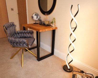 Eastbourne Apartment | Half Moon Luxury One bedroom - Spacious APT Romantic Getaway with a hot tub, 5 min away from Eastbourne centre , free parking