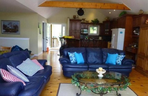 Haliburton Cottage | Halfmoon Paradise Cottage - Lakefront Luxury Cottage