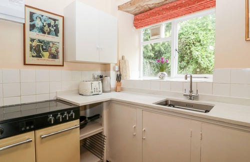 South Petherton Cottage | HAM COTTAGE, pet friendly, with open fire in South Petherton
