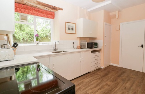 South Petherton Cottage | HAM COTTAGE, pet friendly, with open fire in South Petherton