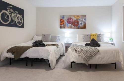 Caledonia House | Hamilton 4bd Homeairport Kingbed Sleeps16tv