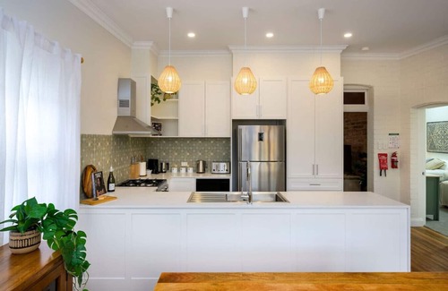 Hamilton House | Hamilton Hideaway Pet Friendly near Eateries and Entertainment