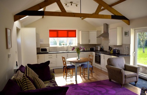 East Knighton House | HAMLET, 1LEVEL, PRIVATE ENCLOSED GARDEN., MAX 2 MEDIUM SIZE DOGS £20 PER DOG.