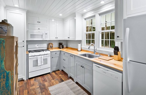 Batesville Cottage | Hampshire Cottage in Ivy| 30+ Days Near Cville | Pet Friendly