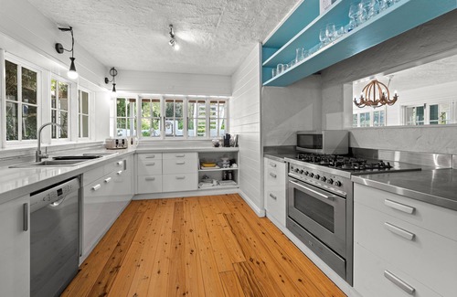 Patonga House | Hampton House At The Beach -very spacious, beautiful 3 level entertainment dream