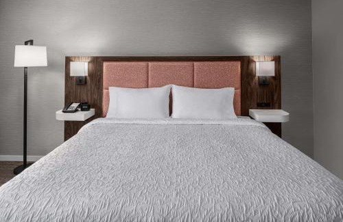 Woburn Hotel | Hampton Inn Boston Woburn