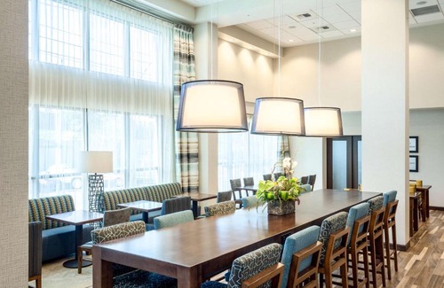 Maple Leaf Hotel | Hampton Inn & Suites by Hilton Seattle/Northgate
