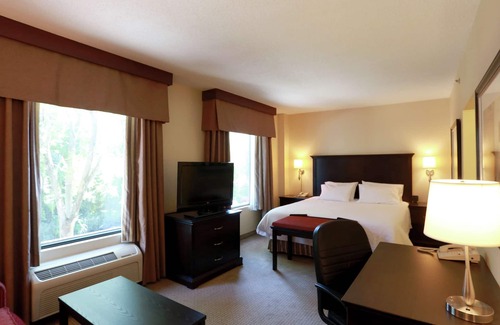 Laval Hotel | Hampton Inn & Suites by Hilton Laval
