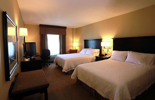 Laval Hotel | Hampton Inn & Suites by Hilton Laval