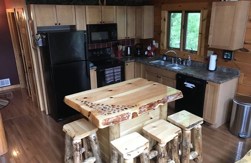 Baraboo Cabin | Hana Log Cabin near Devil's Lake